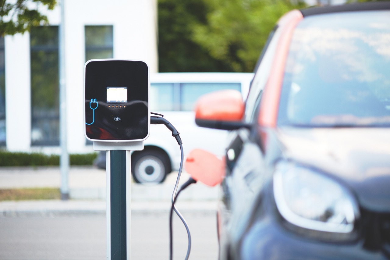 Elektroauto Smart an der Ladesäule