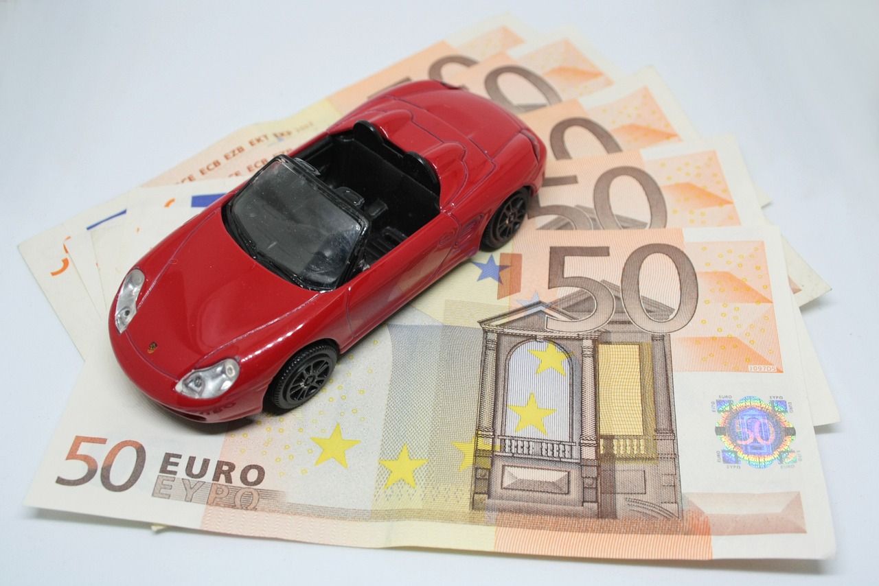 Spielzeugauto und Geldscheind