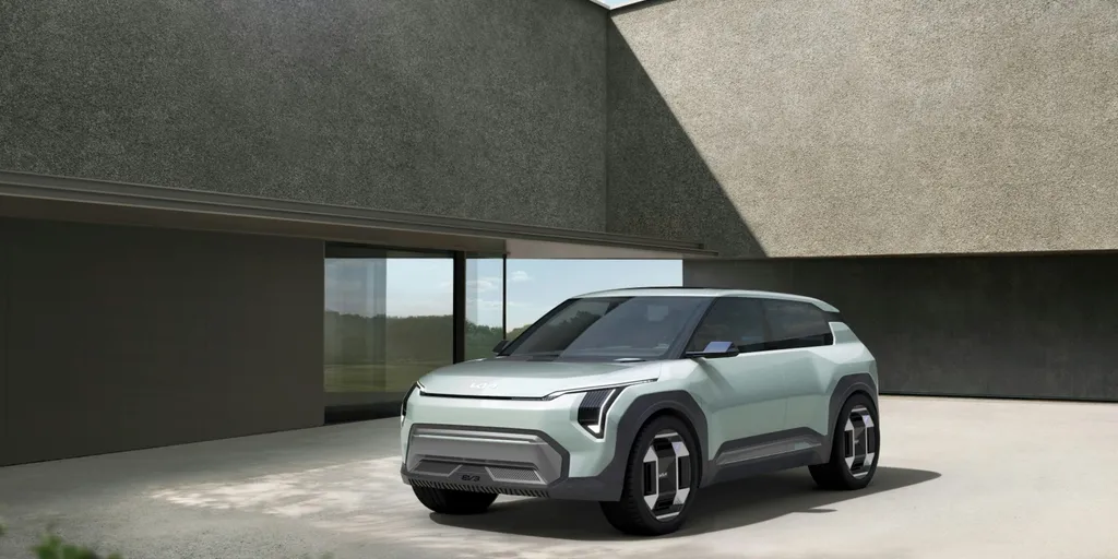 Kia Concept EV3 in Mintgrün vor einem Betongebäude